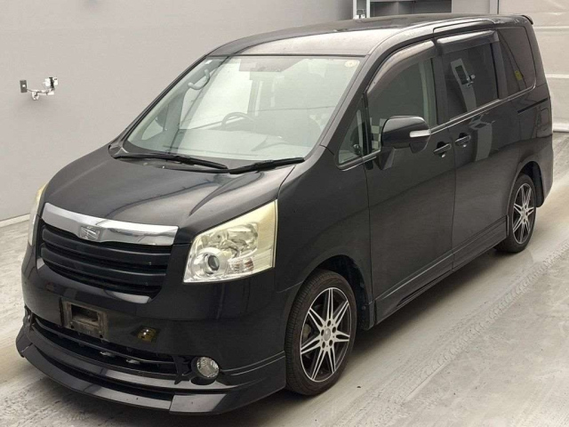 TOYOTA NOAH — фото