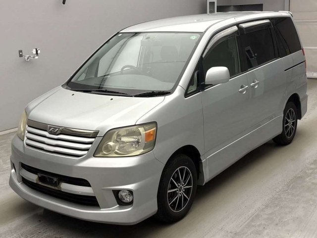 TOYOTA NOAH — фото