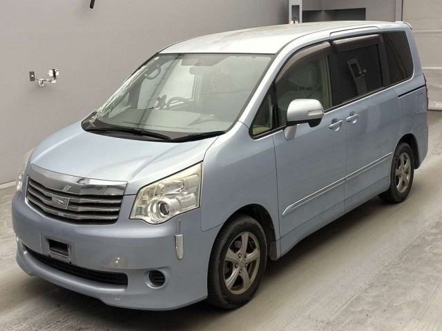 TOYOTA NOAH — фото