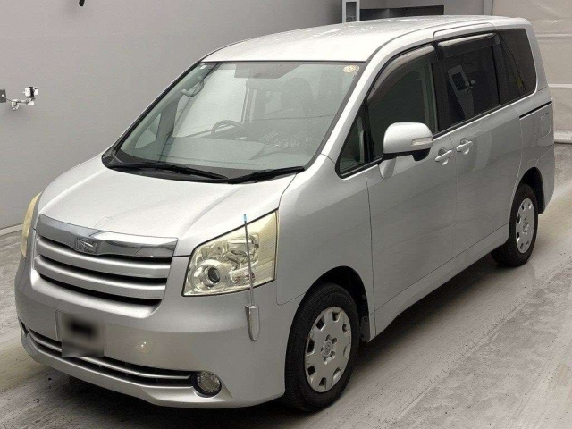 TOYOTA NOAH — фото