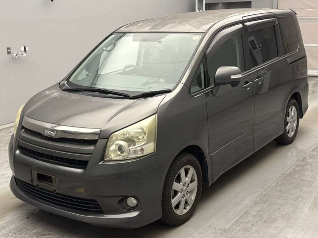 TOYOTA NOAH — фото
