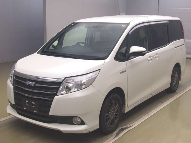 TOYOTA NOAH — фото