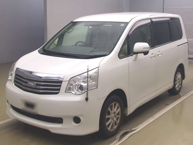 TOYOTA NOAH — фото