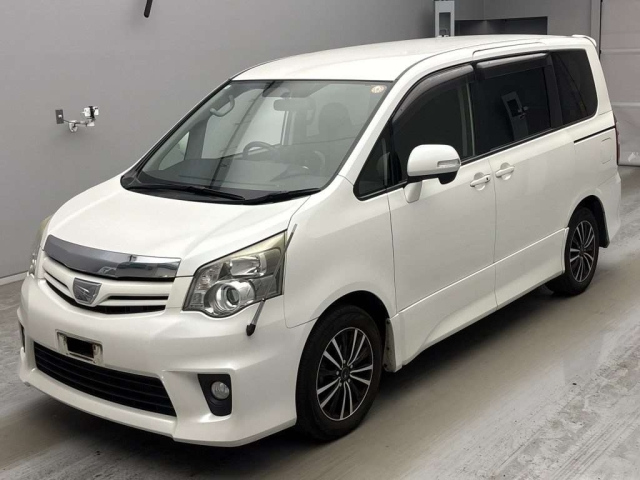 TOYOTA NOAH — фото