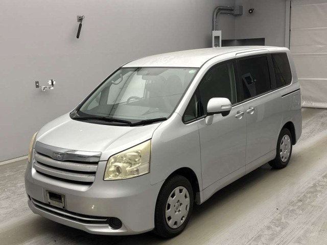 TOYOTA NOAH — фото