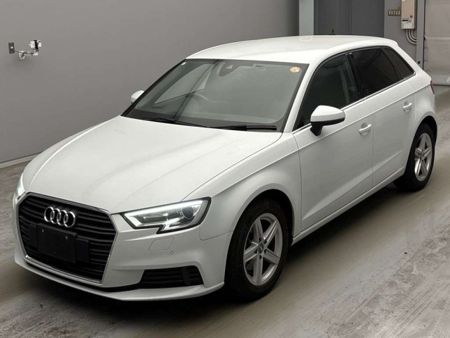 AUDI A3 — фото