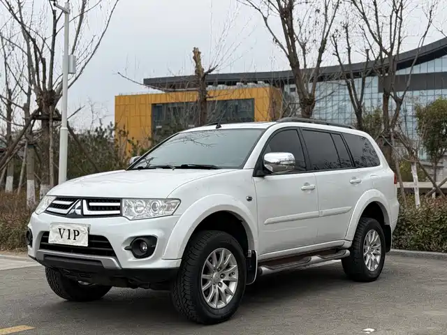 Mitsubishi Pajero Jinchang Pajero Jinchang 2013 3.0l Automatic Two-Wheel Drive Luxury Version — фото
