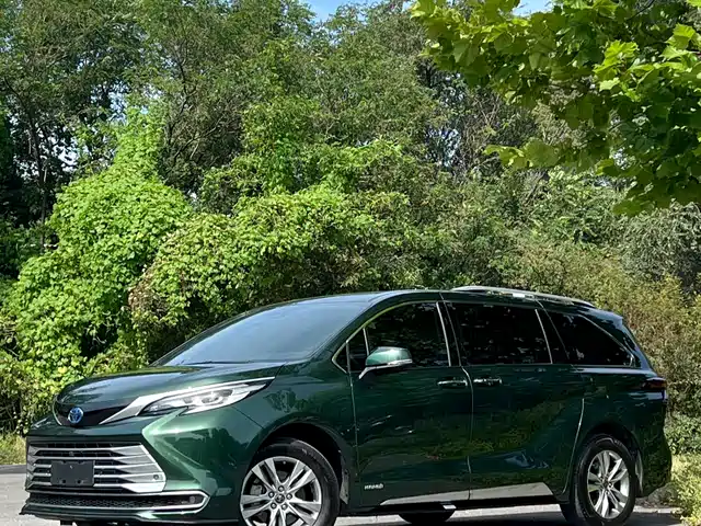 Toyota Sienna Sienna 2023 2.5l Hybrid Platinum Edition — фото