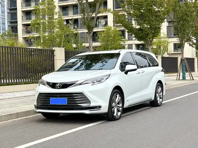 Toyota Sienna Sienna 2024 2.5l Hybrid Premium Edition — фото