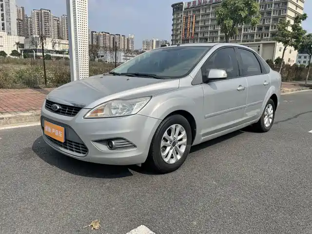 Ford Fox Focus 2013 Sedan Classic 1.8l Automatic Basic Model — фото