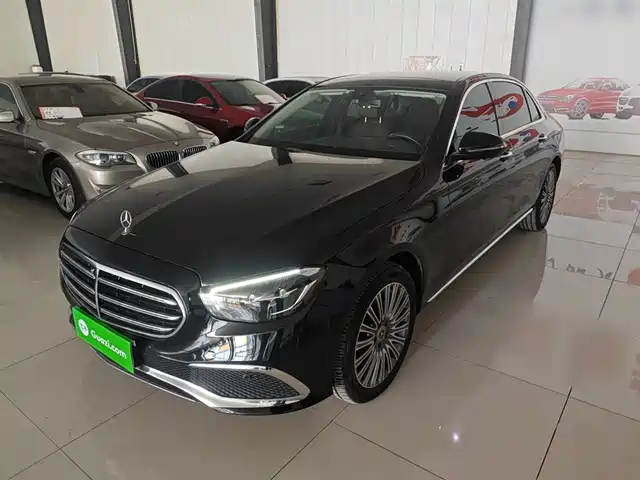Mercedes-Benz Mercedes-Benz E-Class Mercedes-Benz E-Class 2022 Model Two E 300 L Fashion Model — фото