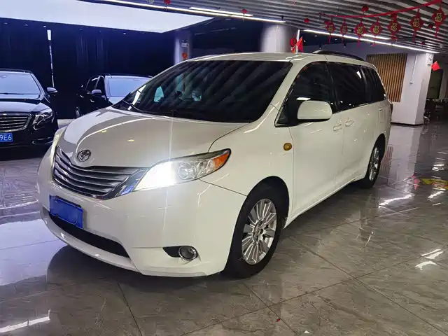 Toyota Sienna Sienna 2011 3.5l Four-Wheel Drive Automatic — фото