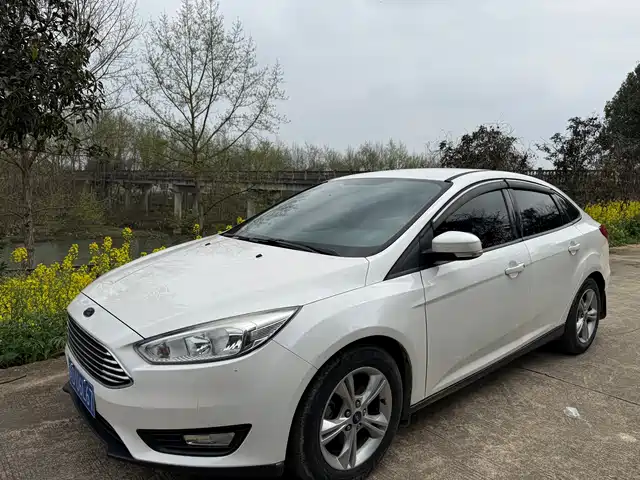 Ford Fox Focus 2015 Sedan 1.6l Manual Comfort Type — фото