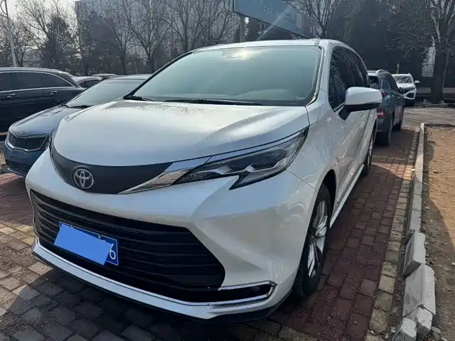 Toyota Sienna Sienna 2023 2.5l Hybrid Comfort Edition — фото