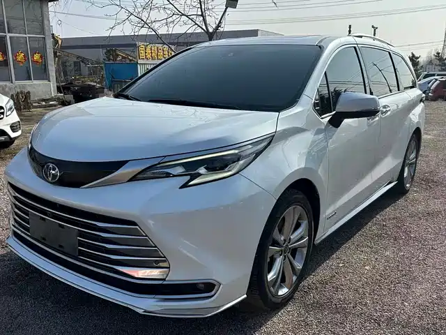 Toyota Sienna Sienna 2023 2.5l Hybrid Premium Edition — фото
