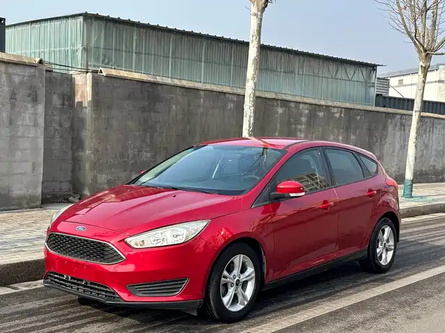 Ford Fox Focus 2018 Hatchback Classic 1.6l Automatic Comfort Smart Mobility Version — фото