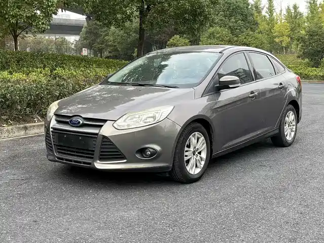 Ford Fox Focus 2014 Hatchback Classic 1.8l Manual Cool White Collector'S Edition