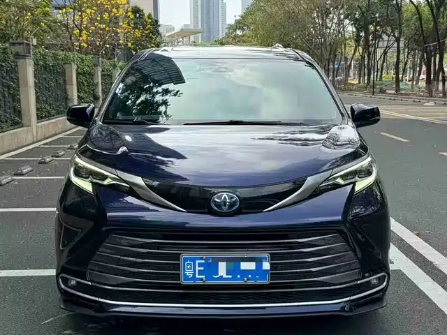Toyota Sienna Sienna 2021 2.5l Hybrid Premium Edition — фото