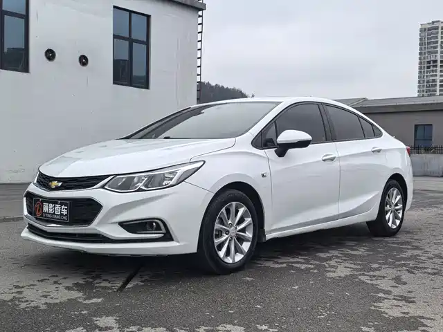 Chevrolet Cruze Cruze 2017 1.5l Automatic Pioneer Sunroof Edition — фото