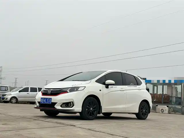 Honda Fit Fit 2018 1.5l Cvt Comfort Sunroof Edition — фото