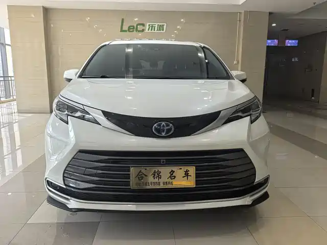 Toyota Sienna Sienna 2023 2.5l Hybrid Premium Edition — фото