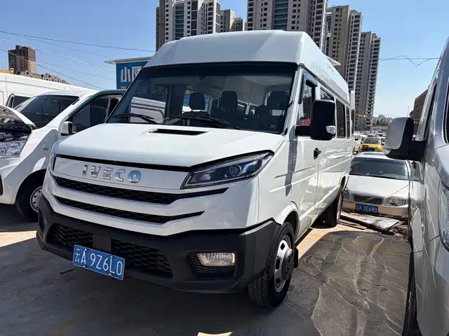 Iveco Iveco Proud Iveco Proud 2023 2.5t A37m1 Long Axis Mid-Top Double Tire Side Sliding Door 5-9 Seats — фото
