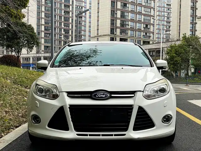 Ford Fox Focus 2012 Hatchback 2.0l Automatic Luxury Sports Model — фото