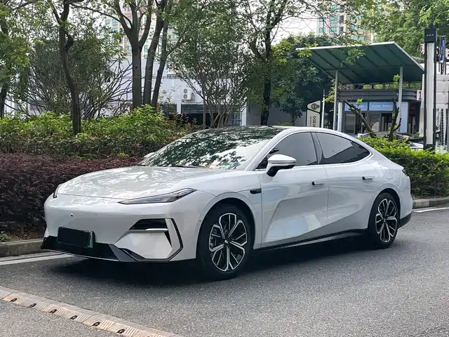 Geely Galaxy Galaxy E8 Galaxy E8 2025 700km Yuanhang Intelligent Driving Edition — фото
