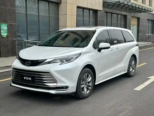 Toyota Sienna Sienna 2024 2.5l Hybrid Comfort Edition — фото