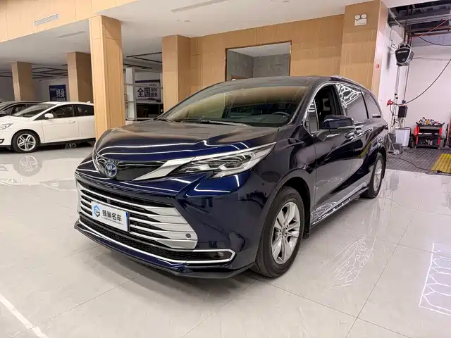 Toyota Sienna Sienna 2021 2.5l Hybrid Platinum Edition — фото