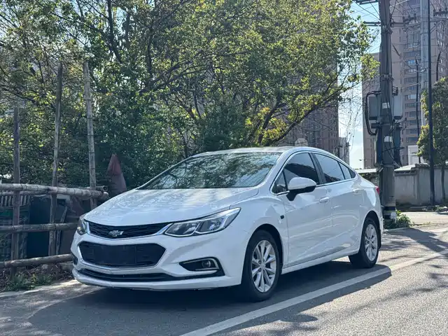 Chevrolet Cruze Cruze 2018 320 Automatic Pioneer Sunroof Edition — фото