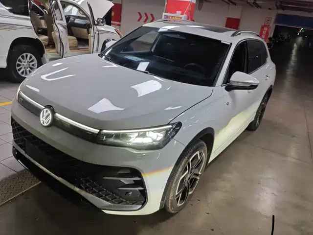 Volkswagen Tiguan L Tiguan L 2025 Pro 380tsi Four-Wheel Drive R-Line Zhizun Edition — фото