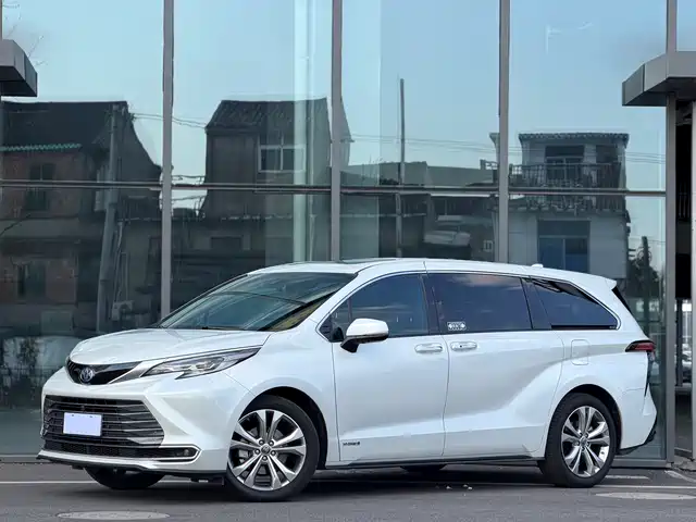 Toyota Sienna Sienna 2023 2.5l Hybrid Premium Edition — фото