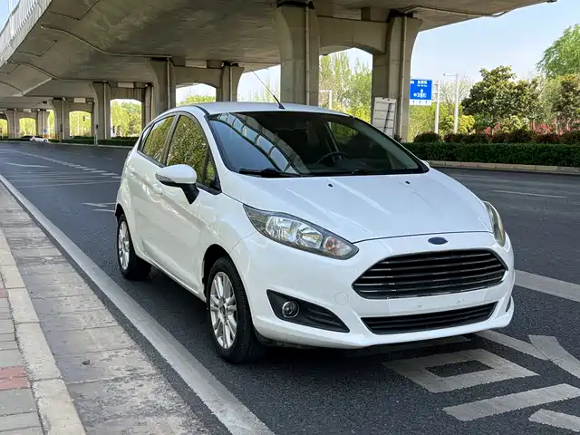 Ford Carnival Carnival 2013 Hatchback 1.5l Automatic Fashion Model — фото