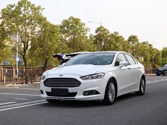 Ford Mondeo Mondeo 2013 2.0l Gtdi200 Fashion Model — фото