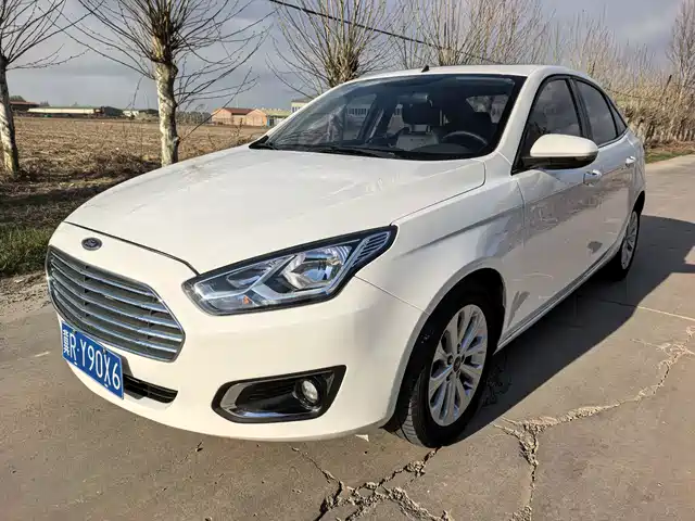 Ford Forrest Forex 2015 1.5l Manual Fashion Model — фото