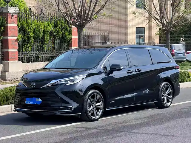 Toyota Sienna Sienna 2023 2.5l Hybrid Comfort Edition — фото