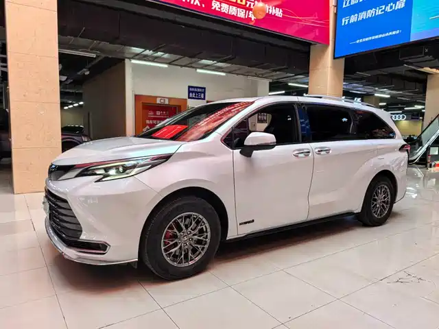 Toyota Sienna Sienna 2021 2.5l Hybrid Premium Edition — фото