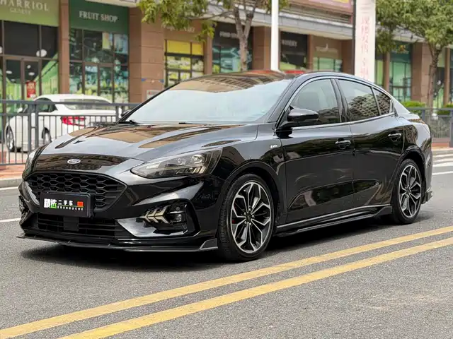 Ford Fox Focus 2019 Sedan Ecoboost 180 Automatic St Line — фото
