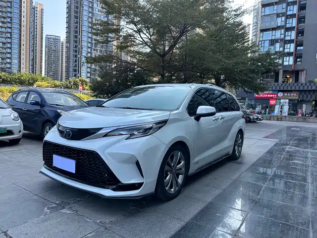 Toyota Sienna Sienna 2021 2.5l Hybrid Premium Edition — фото