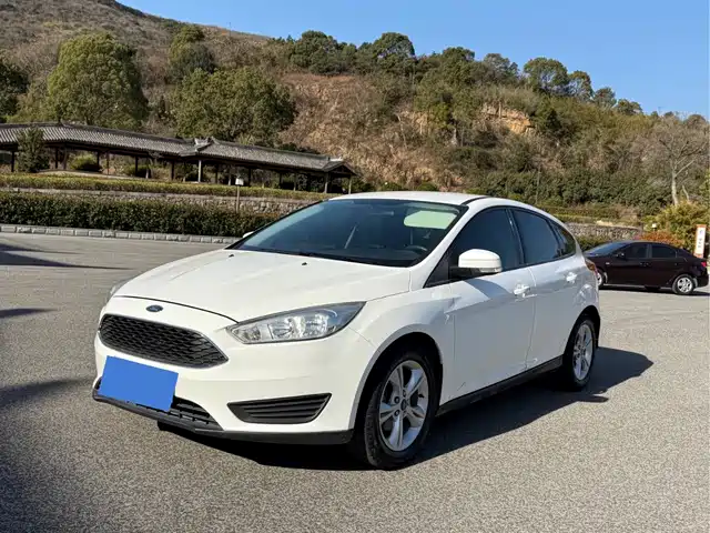 Ford Fox Focus 2018 Hatchback Classic 1.6l Automatic Comfort Smart Mobility Version — фото