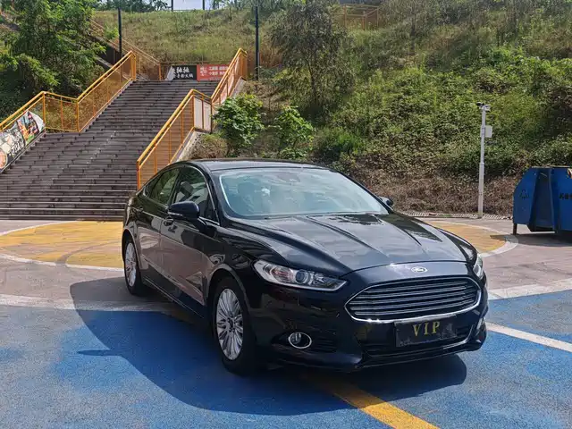 Ford Mondeo Mondeo 2013 2.0l Gtdi200 Fashion Model — фото