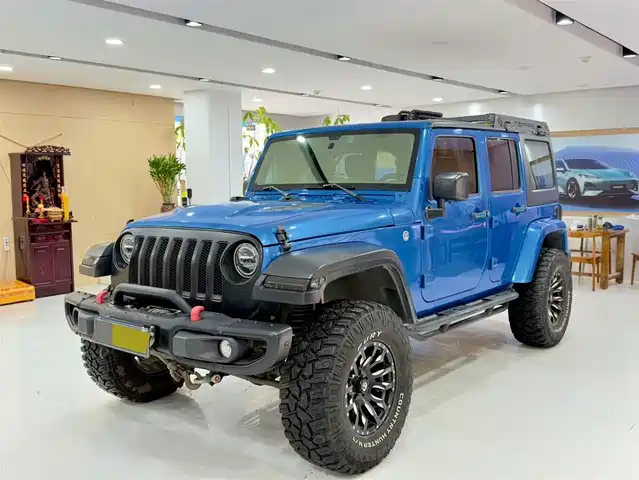 Jeep Wrangler Wrangler 2015 2.8td Sahara Four-Door Comfort Version — фото