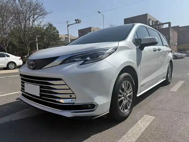 Toyota Sienna Sienna 2023 2.5l Hybrid Comfort Edition — фото