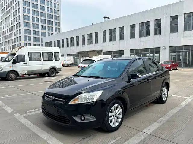 Ford Fox Focus 2013 Sedan Classic 1.8l Manual Basic Model — фото