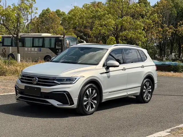 Volkswagen Tiguan L Tiguan L 2023 330tsi Automatic Two-Wheel Drive R-Line Version — фото