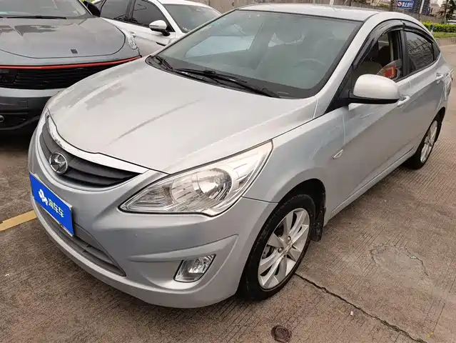 Hyundai Reina Rena 2010 Sedan 1.4l Manual Comfort Gs — фото