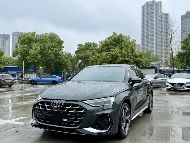 Audi Audi A3 Audi A3 2025 Sportback 35tfsi Flying Spur Exclusive Model — фото