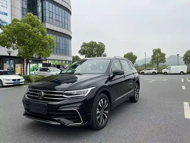 Volkswagen Tiguan L Tiguan L 2025 Model 330tsi Automatic Two-Wheel Drive R-Line Longyao Edition — фото