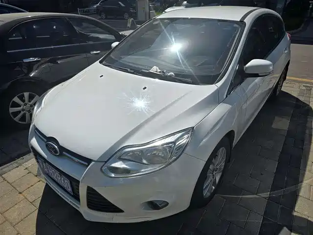 Ford Fox Focus 2012 Hatchback 1.6l Automatic Comfort Type — фото